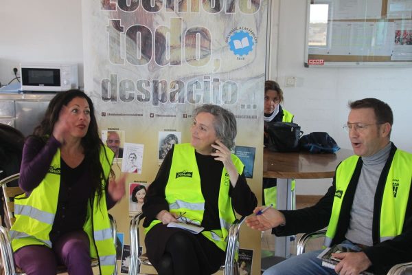 Menchu Gutiérrez escucha a los trabajadores de Florette durante el coloquio sobre su obra titulada Latente