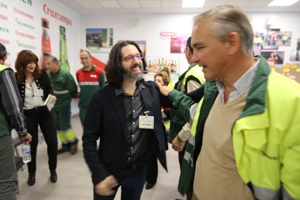 Andrés Neuman conversa con un trabajador de Heineken al término del coloquio sobre su libro Hablar solos